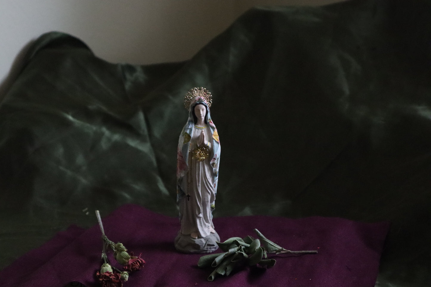 Delicata Folk Mary Statuette