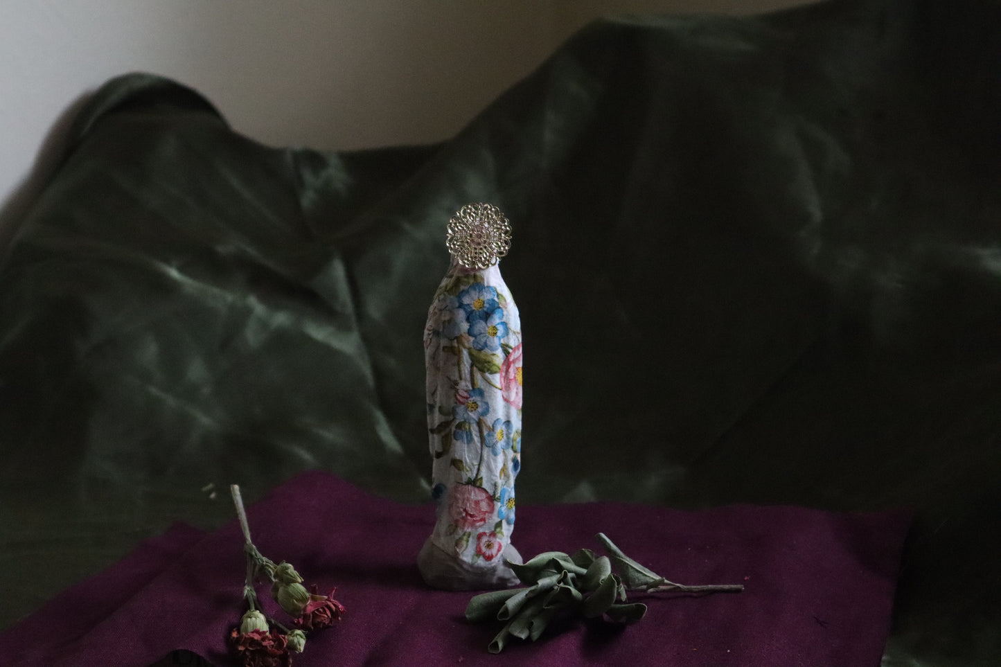 Delicata Folk Mary Statuette